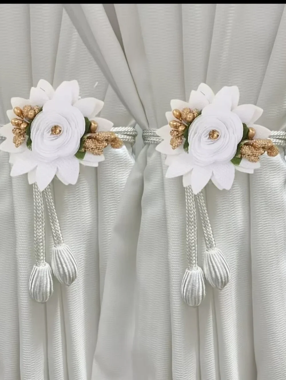 2 Piece Elegant Floral Curtain Tie-Backs. White.